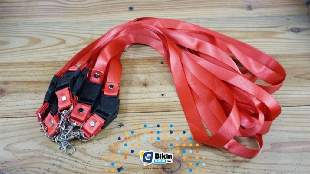 contoh lanyard polos merah